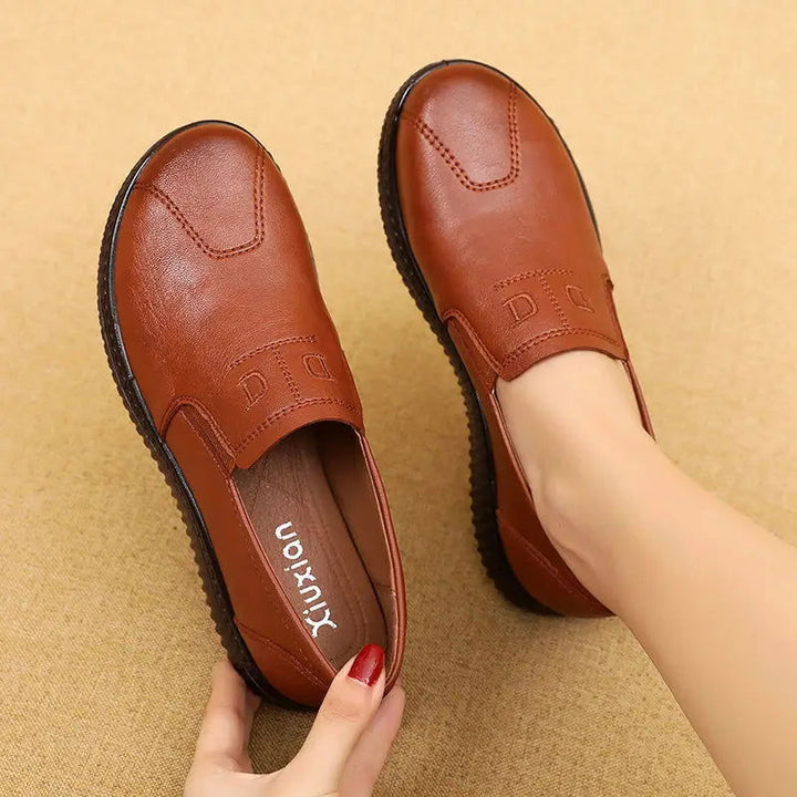 "Mocassins femme en cuir marron, design moderne, semelle antidérapante, style chic et confort quotidien, différentes couleurs