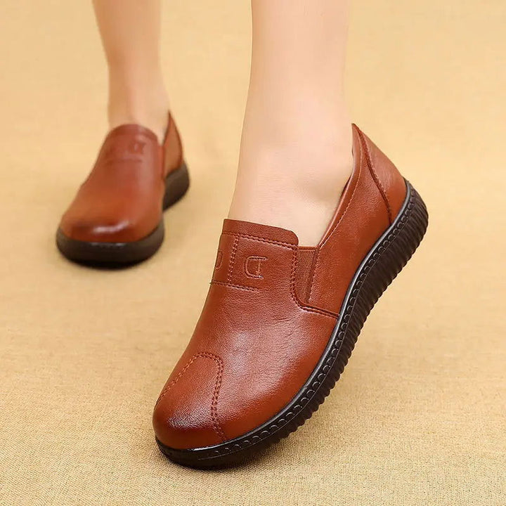 "Mocassins femme en cuir marron, design moderne, semelle antidérapante, style chic et confort quotidien, différentes couleurs