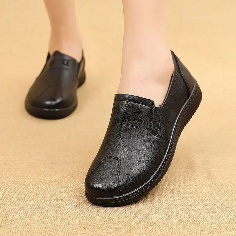 "Mocassins femme en cuir marron, design moderne, semelle antidérapante, style chic et confort quotidien, différentes couleurs