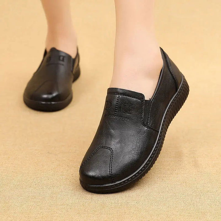 "Mocassins femme en cuir marron, design moderne, semelle antidérapante, style chic et confort quotidien, différentes couleurs