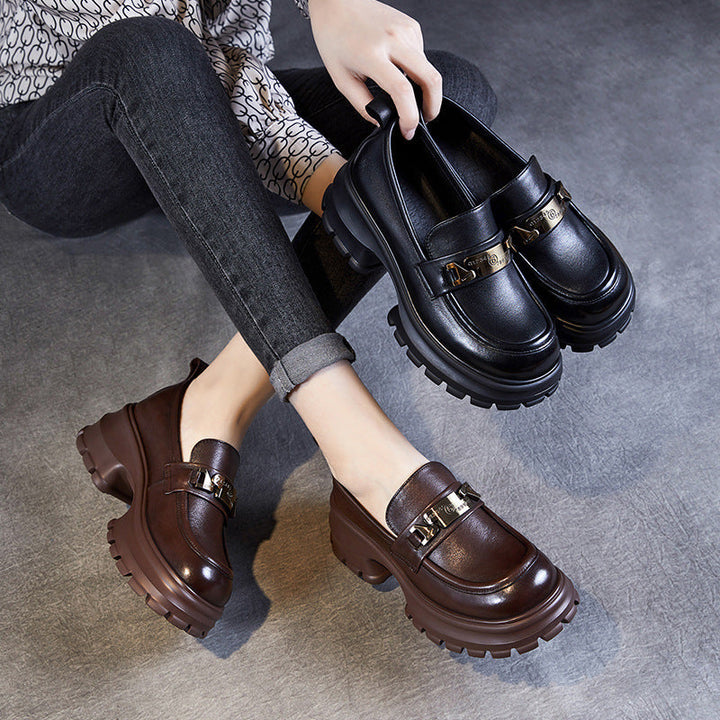 "Mocassins femme en cuir véritable noir avec semelle plateforme et chaîne métallique, élégants et modernes."