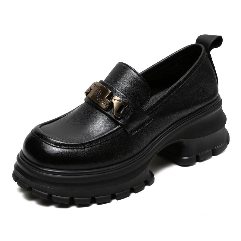 "Mocassins femme en cuir véritable noir avec semelle plateforme et chaîne métallique, élégants et modernes."