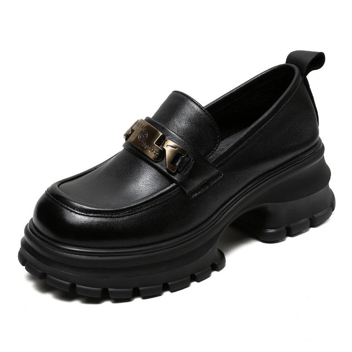 "Mocassins femme en cuir véritable noir avec semelle plateforme et chaîne métallique, élégants et modernes."