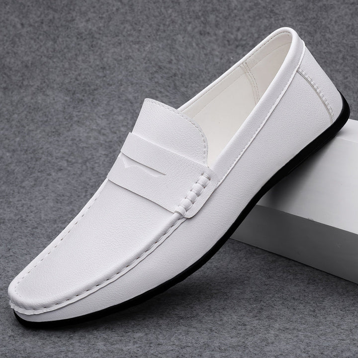 Mocassins habillés en cuir marron pour homme, confortables et élégants, design raffiné sans lacets, parfaits au bureau.