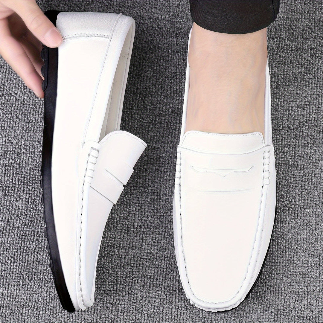 Mocassins habillés en cuir marron pour homme, confortables et élégants, design raffiné sans lacets, parfaits au bureau.