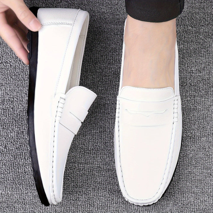 Mocassins habillés en cuir marron pour homme, confortables et élégants, design raffiné sans lacets, parfaits au bureau.