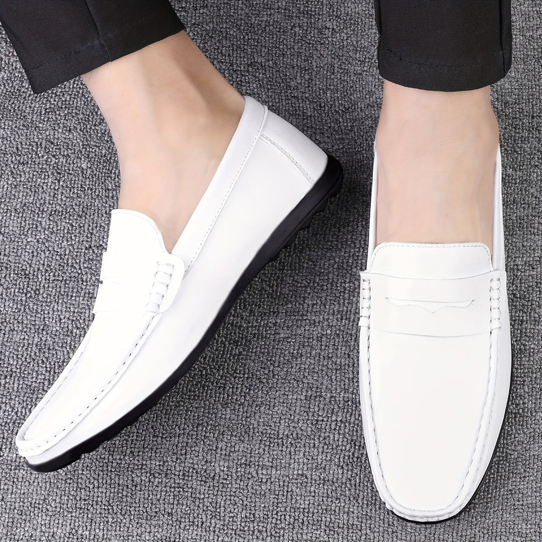 Mocassins habillés en cuir marron pour homme, confortables et élégants, design raffiné sans lacets, parfaits au bureau.