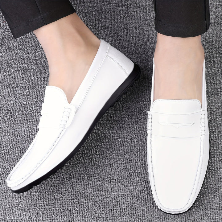 Mocassins habillés en cuir marron pour homme, confortables et élégants, design raffiné sans lacets, parfaits au bureau.