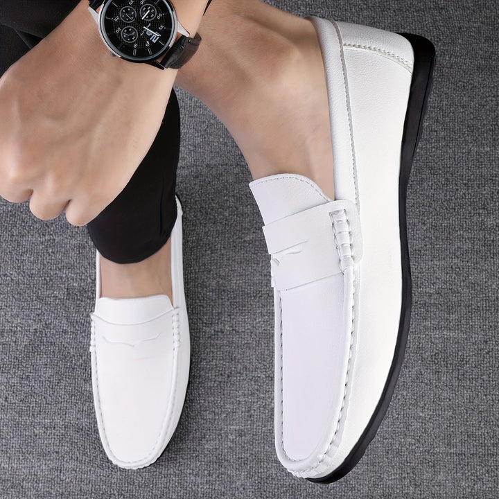 Mocassins habillés en cuir marron pour homme, confortables et élégants, design raffiné sans lacets, parfaits au bureau.