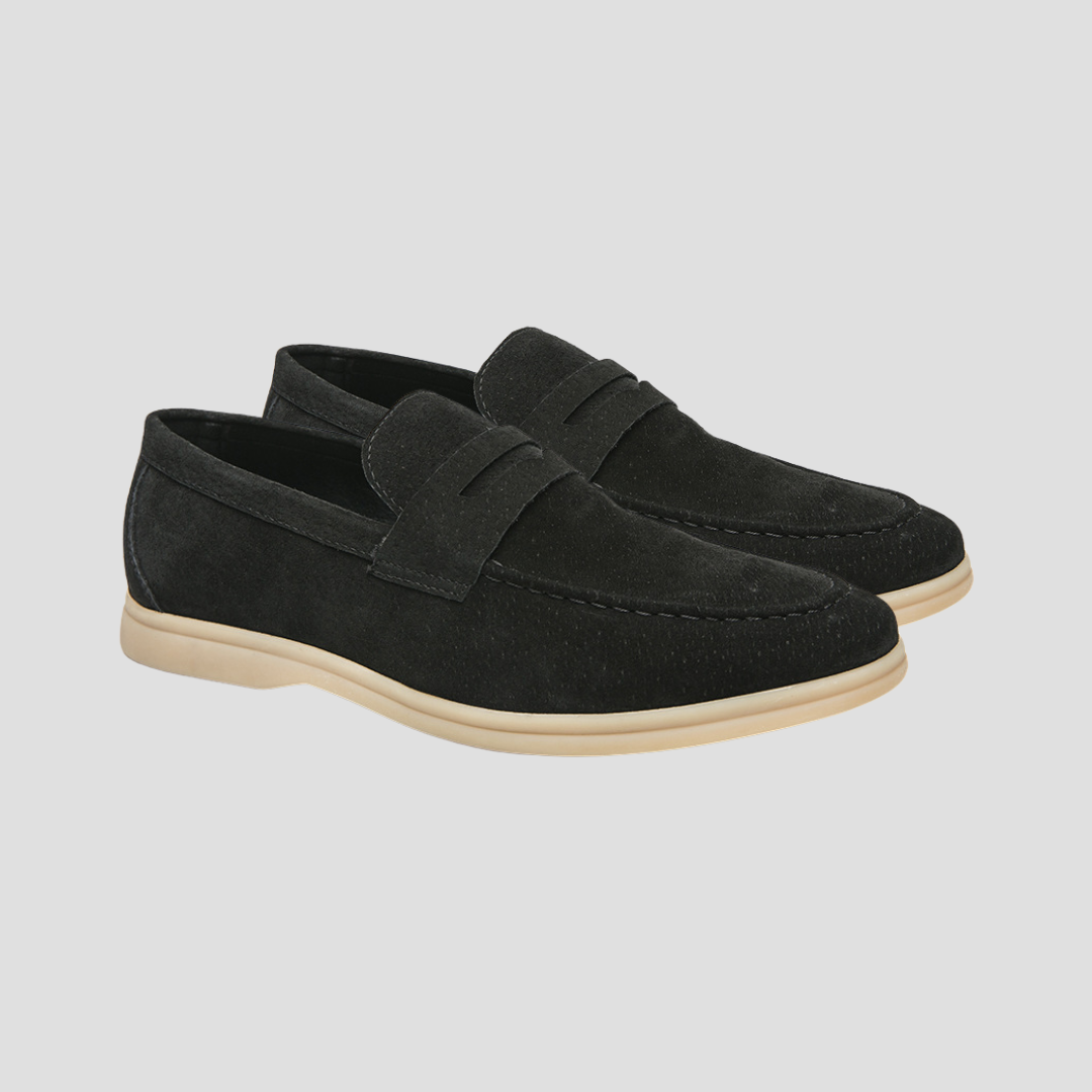 "Mocassins homme cuir véritable, design classique, vue de côté avec coutures et détails sophistiqués, couleur beige."