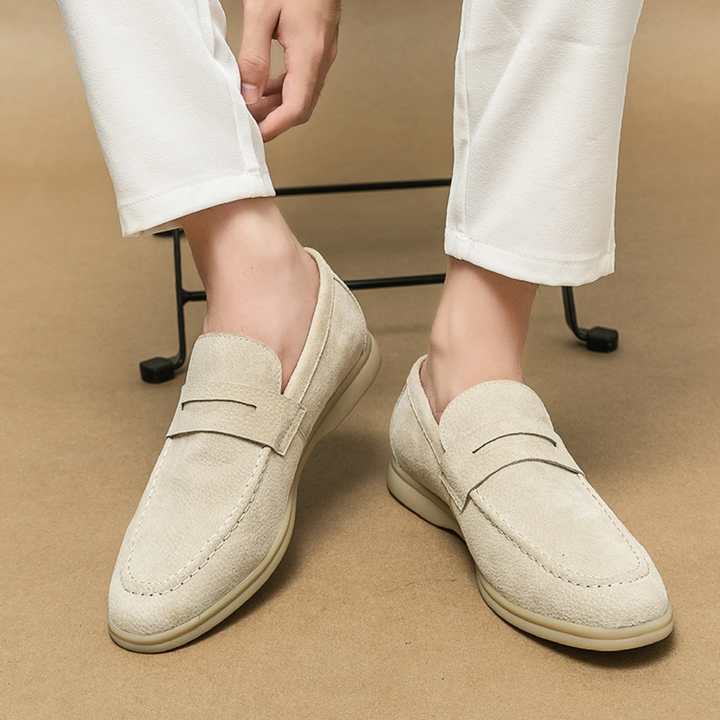 "Mocassins homme cuir véritable, design classique, vue de côté avec coutures et détails sophistiqués, couleur beige."