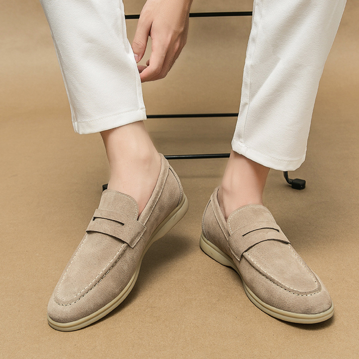 "Mocassins homme cuir véritable, design classique, vue de côté avec coutures et détails sophistiqués, couleur beige."