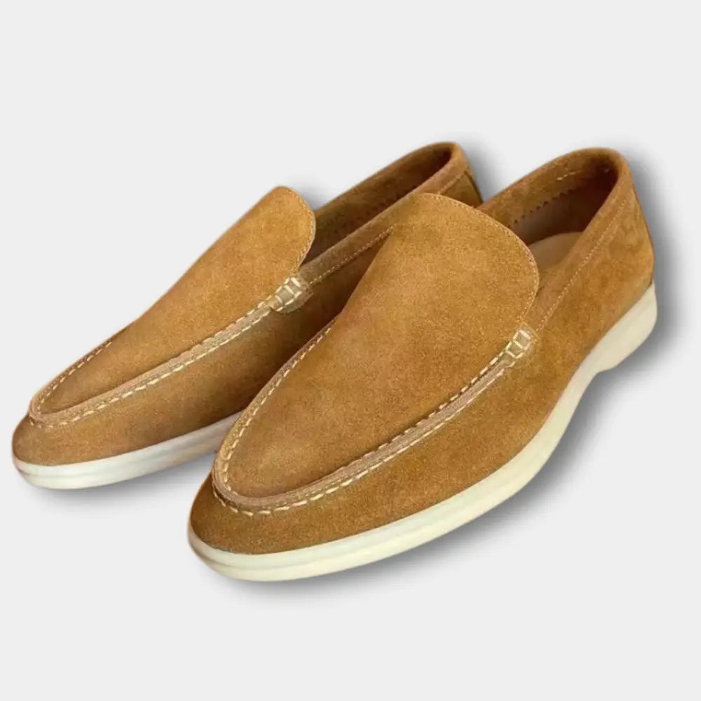 "Mocassins homme élégants à empeigne lisse, silhouette raffinée, parfaits pour le bureau ou une sortie décontractée."