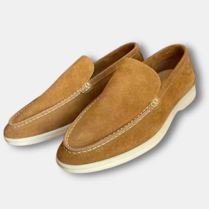"Mocassins homme élégants à empeigne lisse, silhouette raffinée, parfaits pour le bureau ou une sortie décontractée."