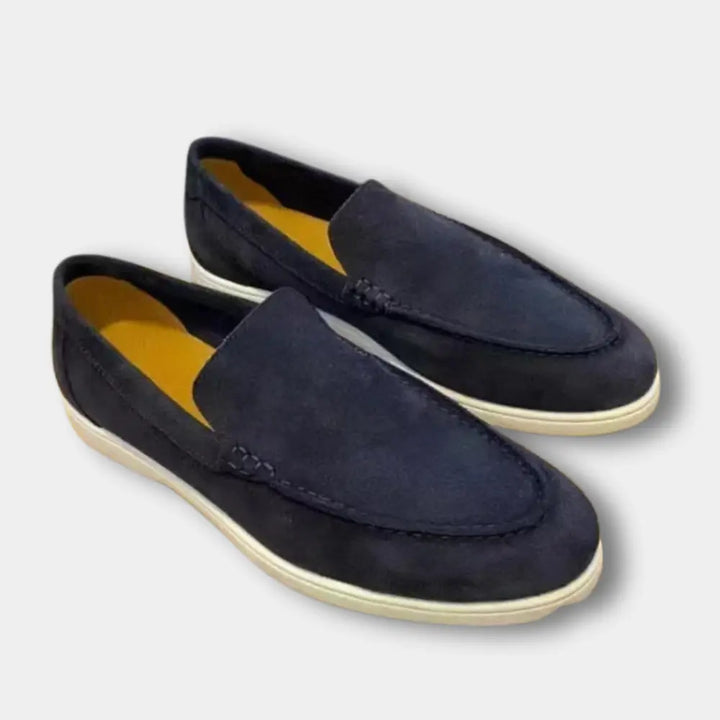 "Mocassins homme élégants à empeigne lisse, silhouette raffinée, parfaits pour le bureau ou une sortie décontractée."