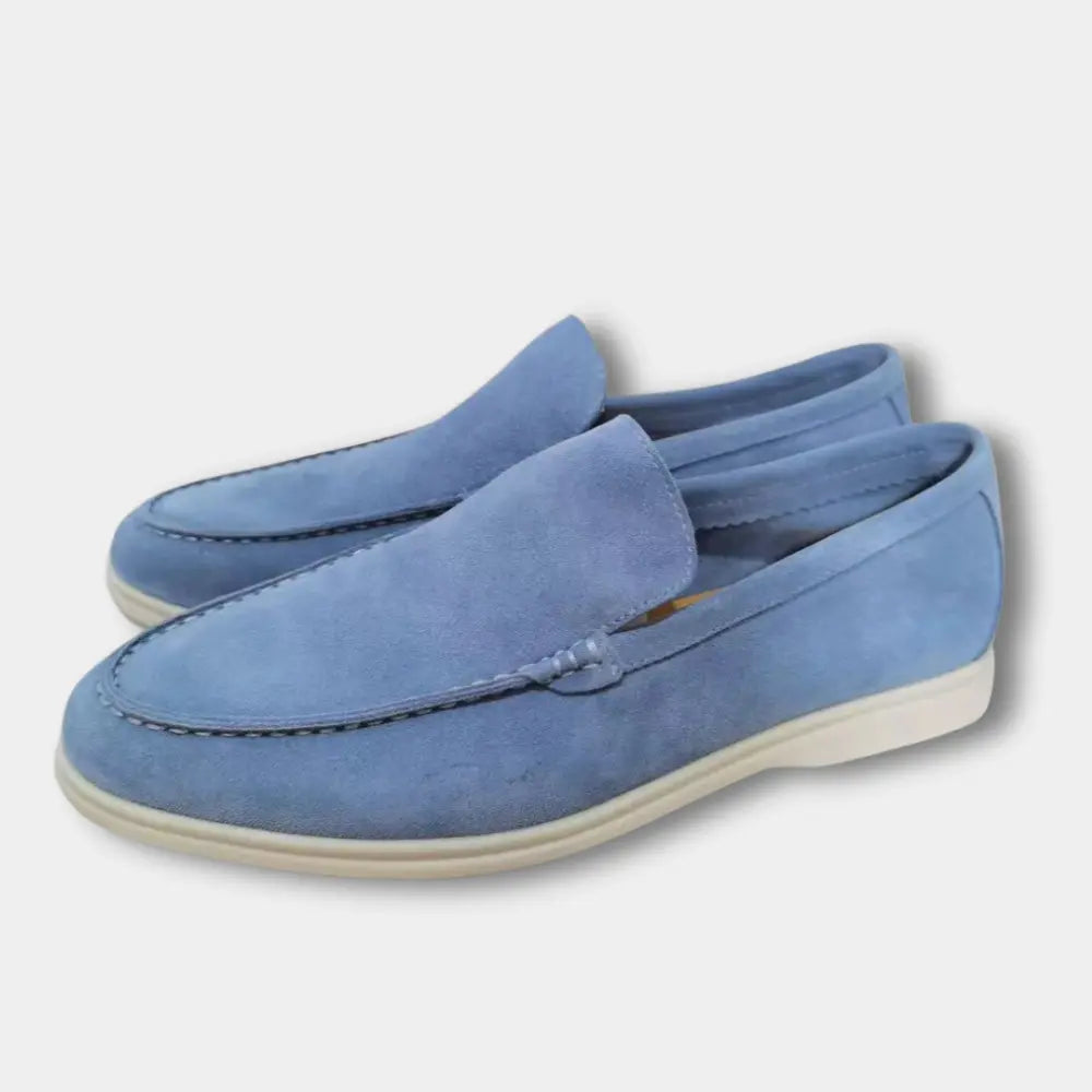 "Mocassins homme élégants à empeigne lisse, silhouette raffinée, parfaits pour le bureau ou une sortie décontractée."