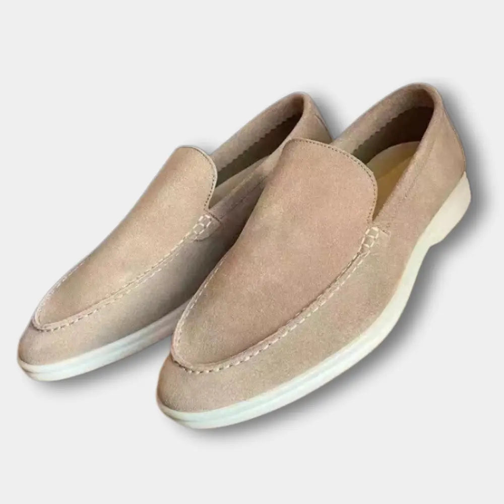 "Mocassins homme élégants à empeigne lisse, silhouette raffinée, parfaits pour le bureau ou une sortie décontractée."