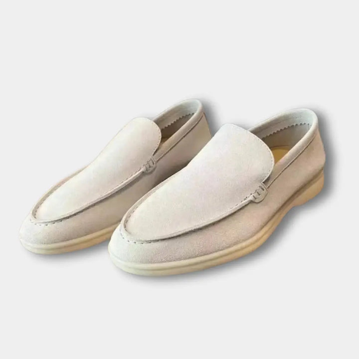 "Mocassins homme élégants à empeigne lisse, silhouette raffinée, parfaits pour le bureau ou une sortie décontractée."