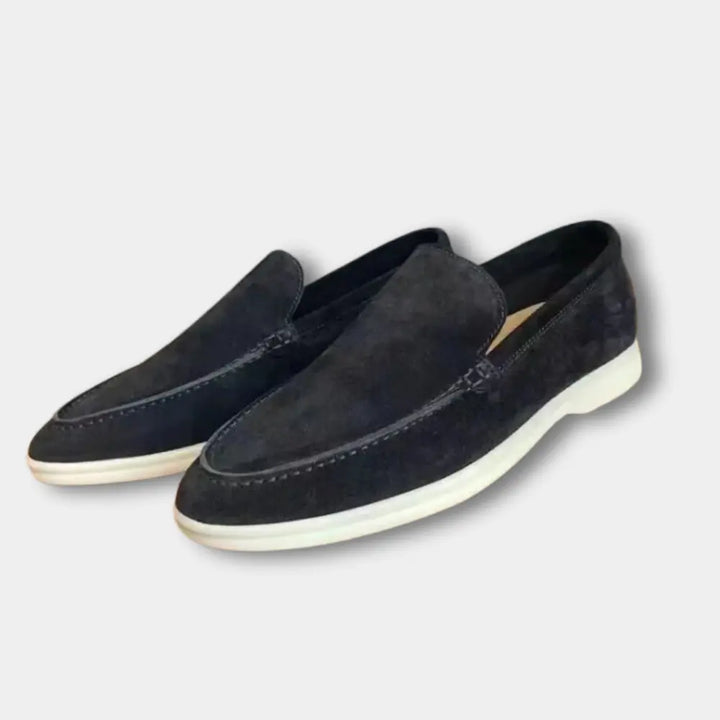 "Mocassins homme élégants à empeigne lisse, silhouette raffinée, parfaits pour le bureau ou une sortie décontractée."