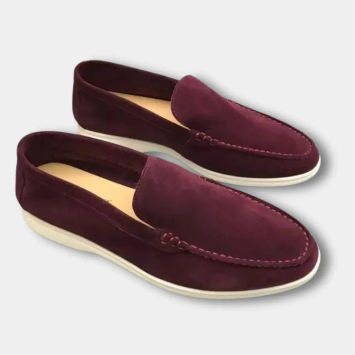 "Mocassins homme élégants à empeigne lisse, silhouette raffinée, parfaits pour le bureau ou une sortie décontractée."