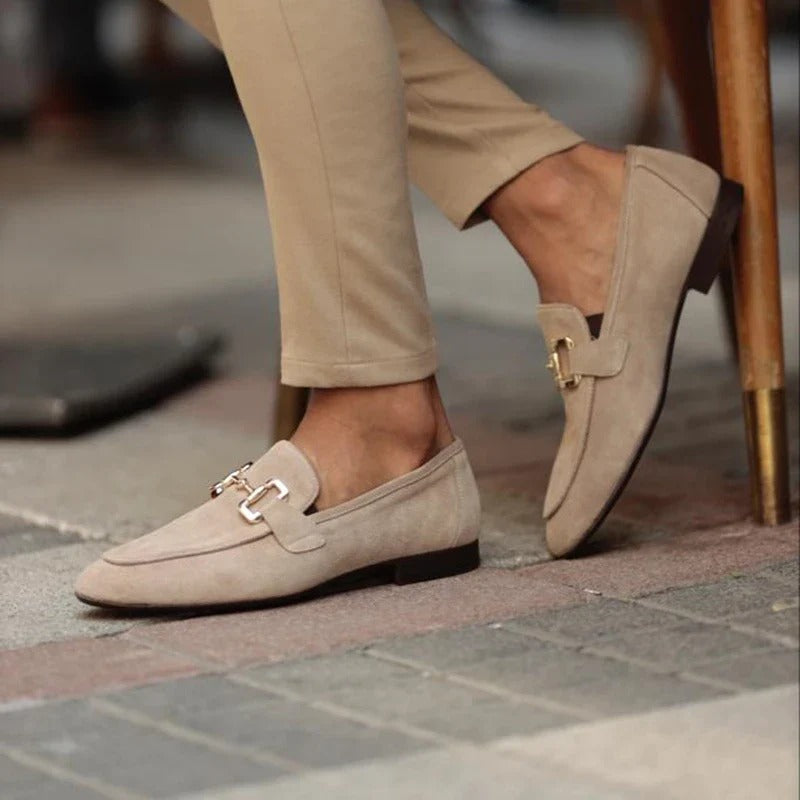 Mocassins homme en cuir marron, vue latérale, design élégant avec semelle robuste, parfaits pour un confort quotidien.