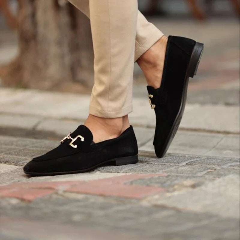 Mocassins homme en cuir marron, vue latérale, design élégant avec semelle robuste, parfaits pour un confort quotidien.