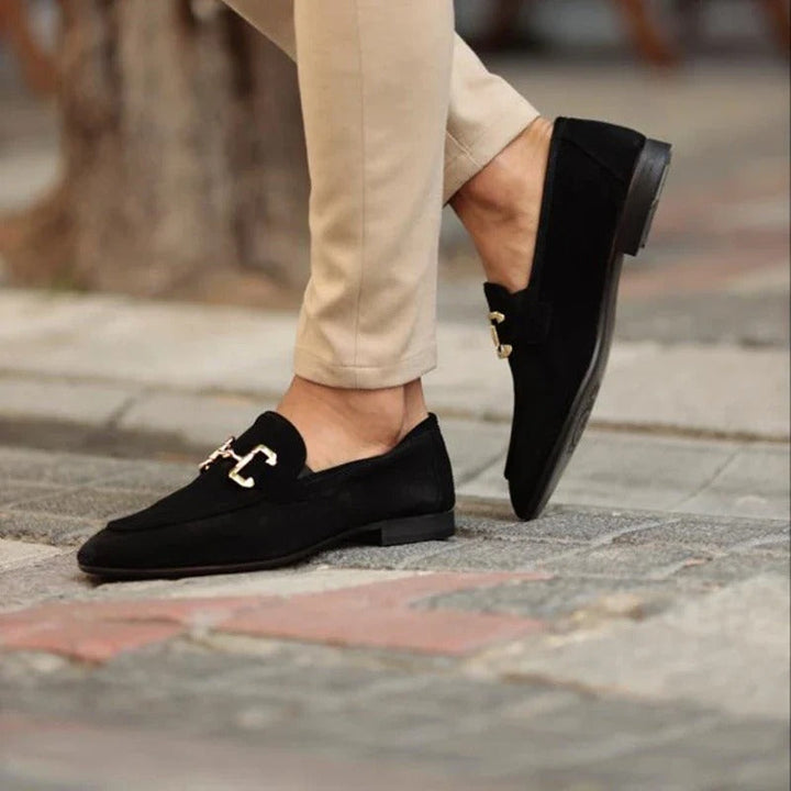 Mocassins homme en cuir marron, vue latérale, design élégant avec semelle robuste, parfaits pour un confort quotidien.