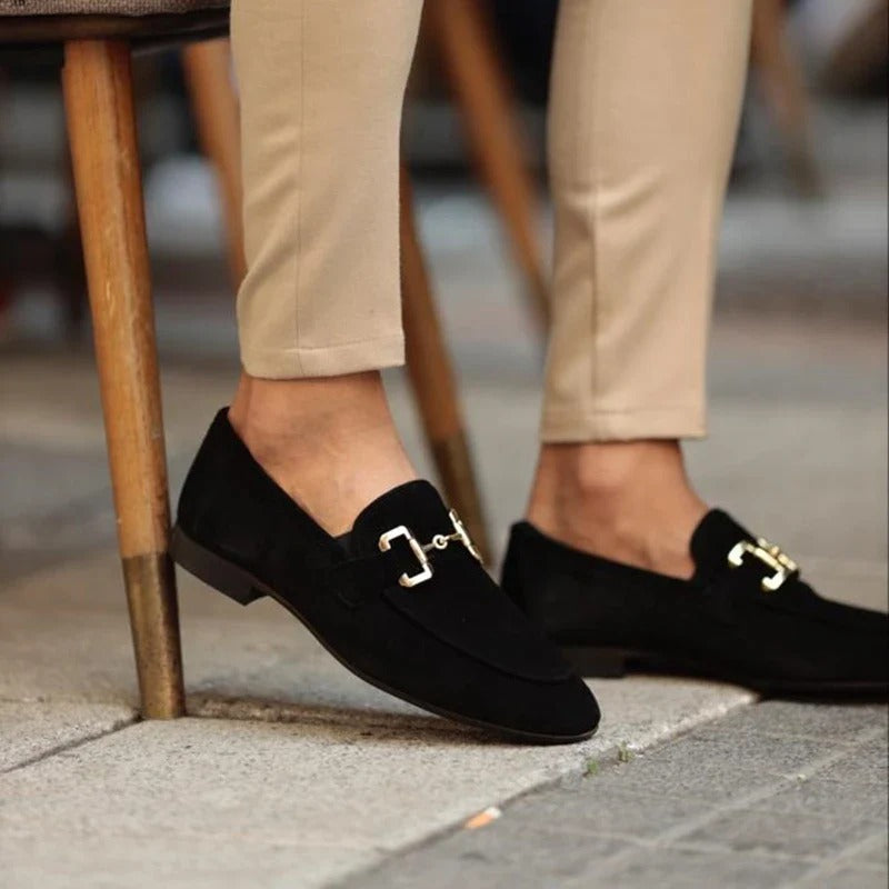 Mocassins homme en cuir marron, vue latérale, design élégant avec semelle robuste, parfaits pour un confort quotidien.