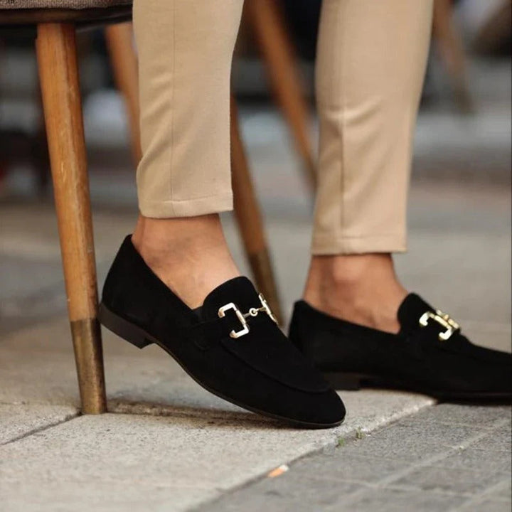 Mocassins homme en cuir marron, vue latérale, design élégant avec semelle robuste, parfaits pour un confort quotidien.