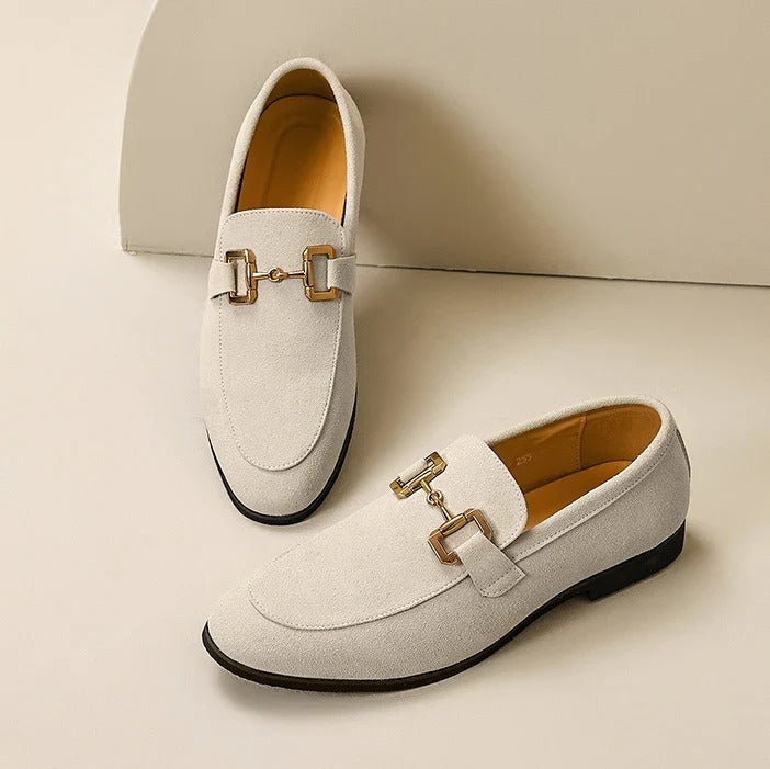 Mocassins homme en cuir marron, vue latérale, design élégant avec semelle robuste, parfaits pour un confort quotidien.