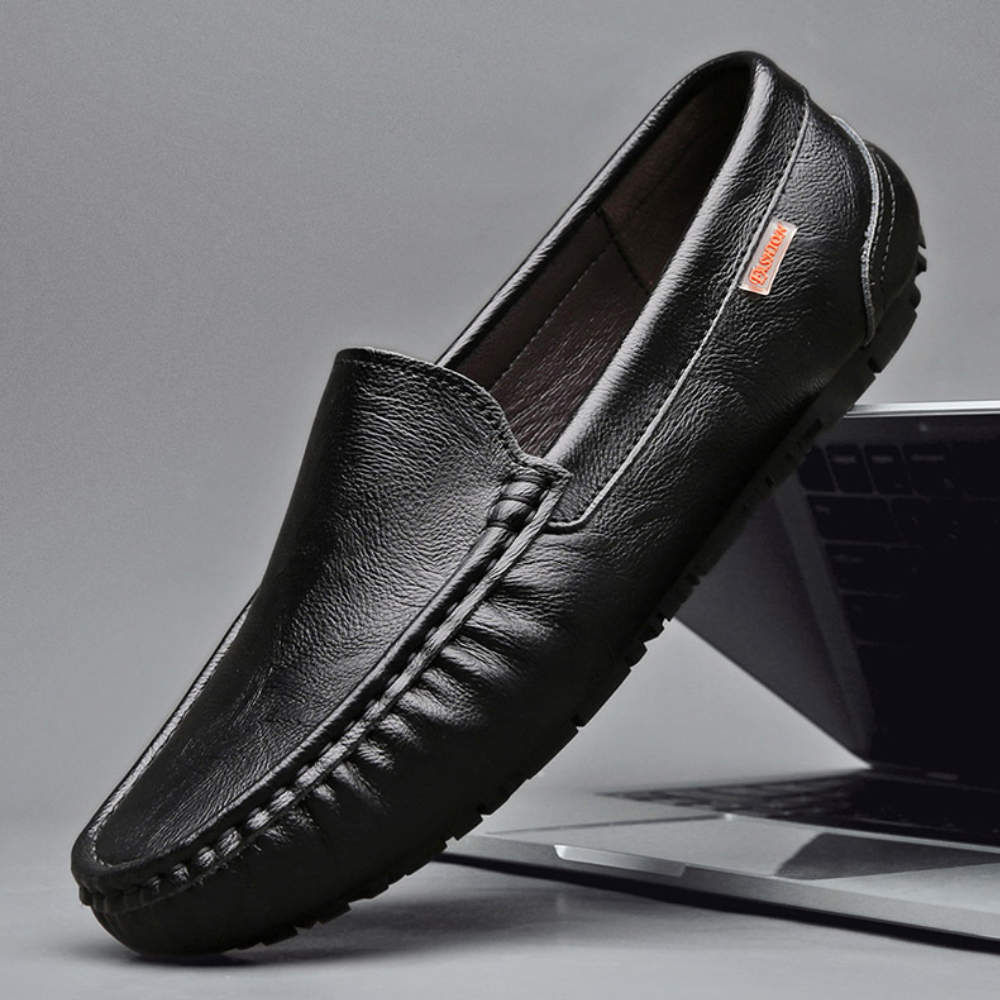 Mocassins homme en cuir noir élégant, semelle flexible, prêt-à-porter, style classique et confort exceptionnel.