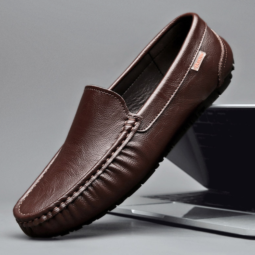 Mocassins homme en cuir noir élégant, semelle flexible, prêt-à-porter, style classique et confort exceptionnel.