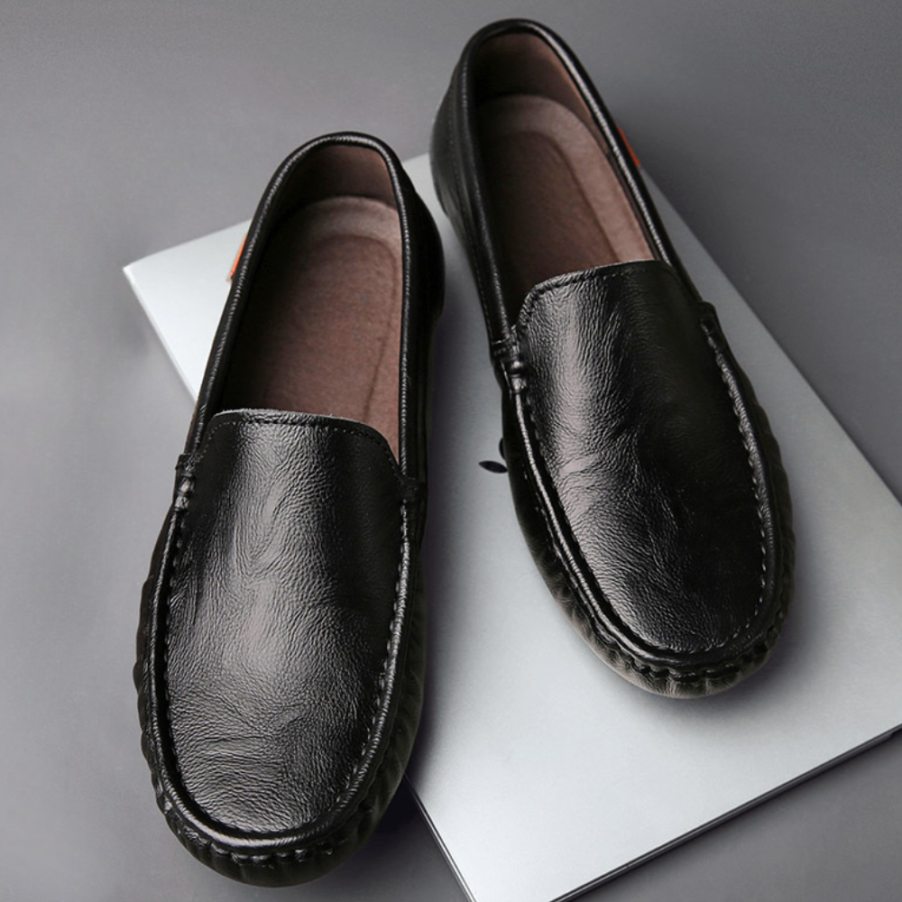 Mocassins homme en cuir noir élégant, semelle flexible, prêt-à-porter, style classique et confort exceptionnel.