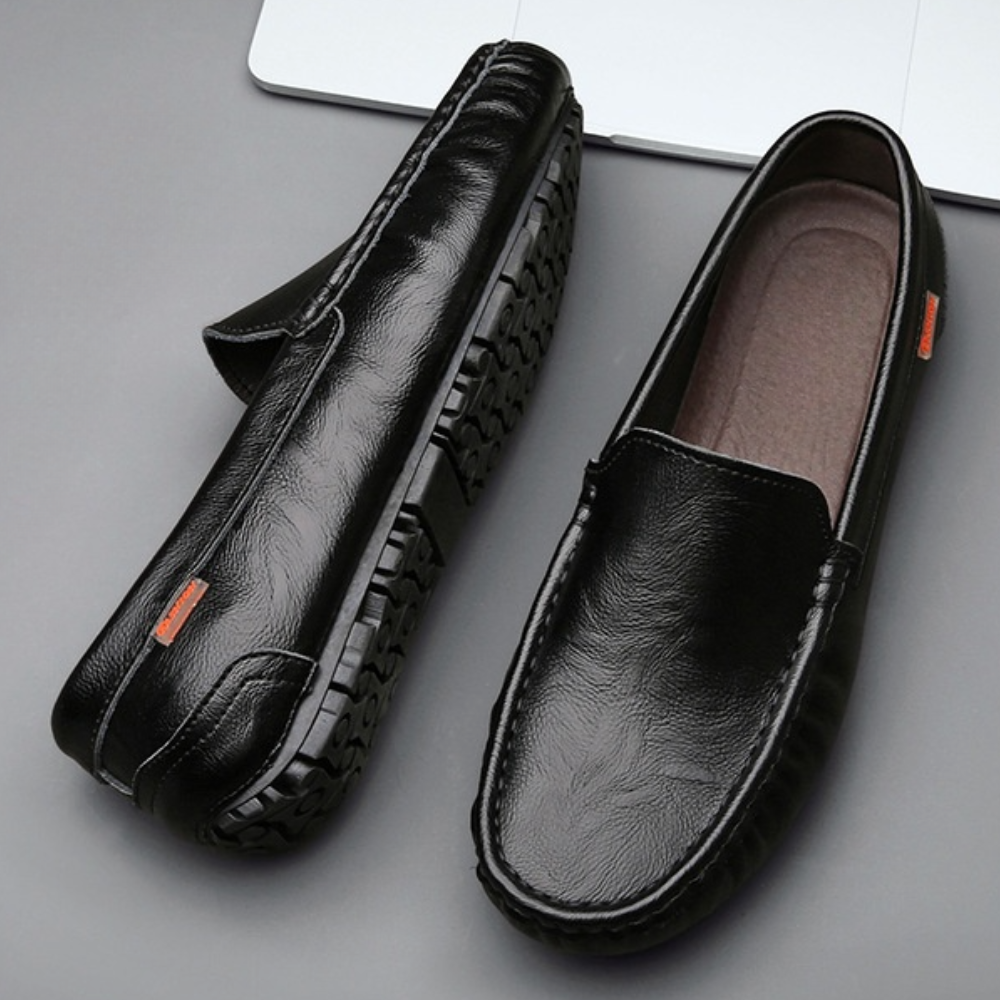 Mocassins homme en cuir noir élégant, semelle flexible, prêt-à-porter, style classique et confort exceptionnel.