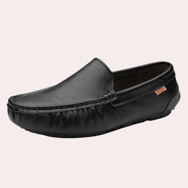 Mocassins homme en cuir noir élégant, semelle flexible, prêt-à-porter, style classique et confort exceptionnel.