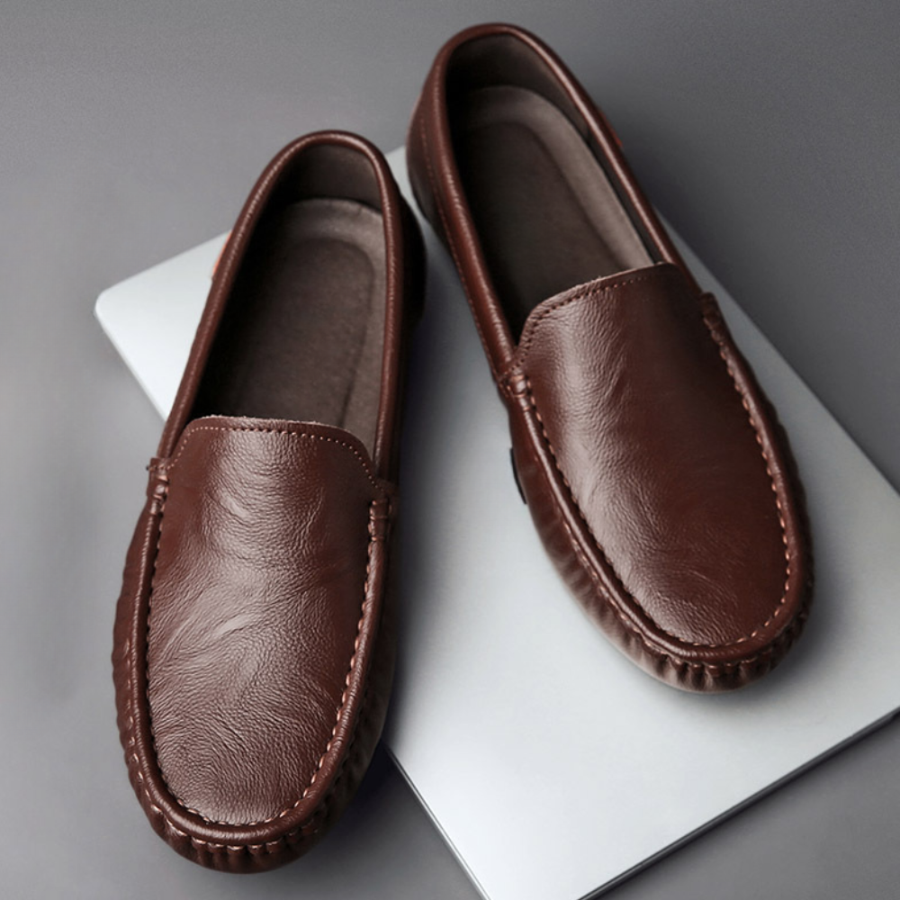 Mocassins homme en cuir noir élégant, semelle flexible, prêt-à-porter, style classique et confort exceptionnel.