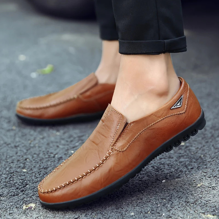 "Mocassins homme en cuir véritable, semelle légère, design élégant sans lacets, idéale tenue chic et confortable."