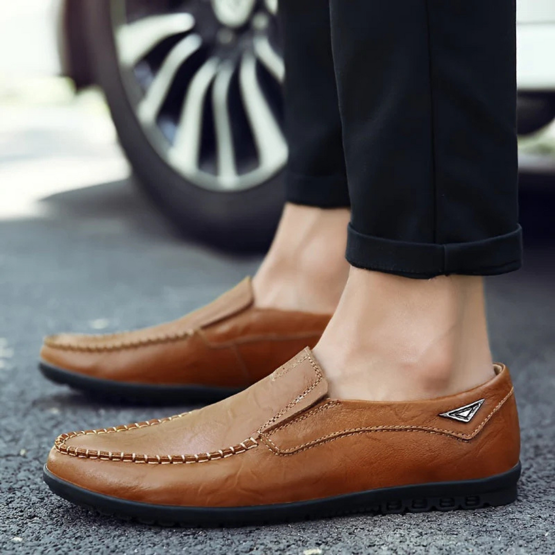 "Mocassins homme en cuir véritable, semelle légère, design élégant sans lacets, idéale tenue chic et confortable."