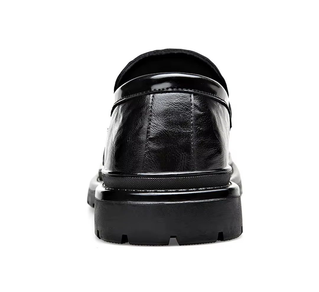 "Mocassins homme en cuir verni noir, élégants avec semelle antidérapante, style slip-on pour confort et classe."