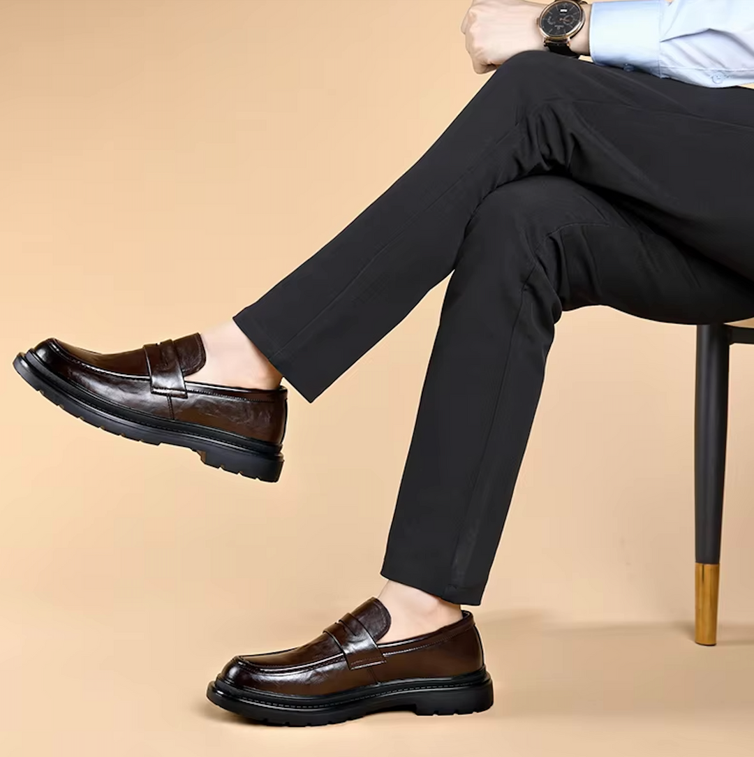 "Mocassins homme en cuir verni noir, élégants avec semelle antidérapante, style slip-on pour confort et classe."