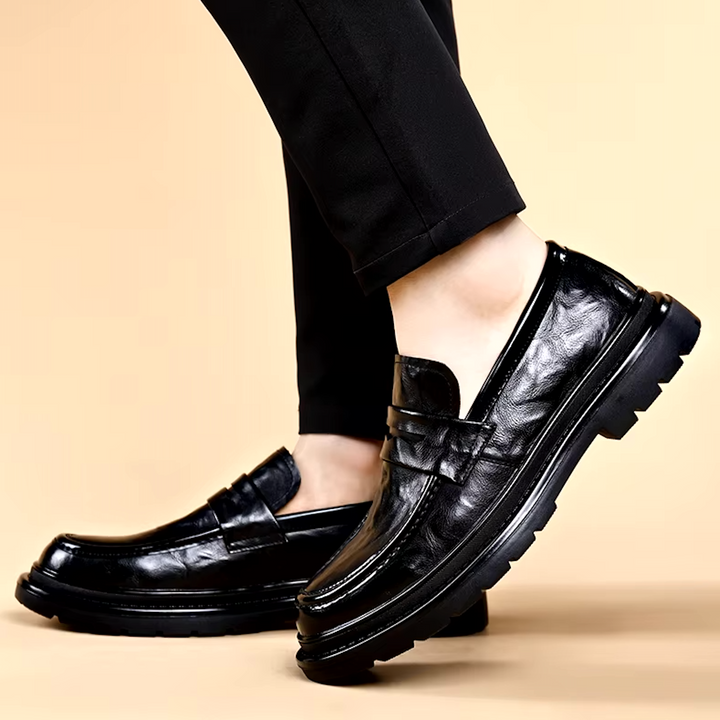 "Mocassins homme en cuir verni noir, élégants avec semelle antidérapante, style slip-on pour confort et classe."