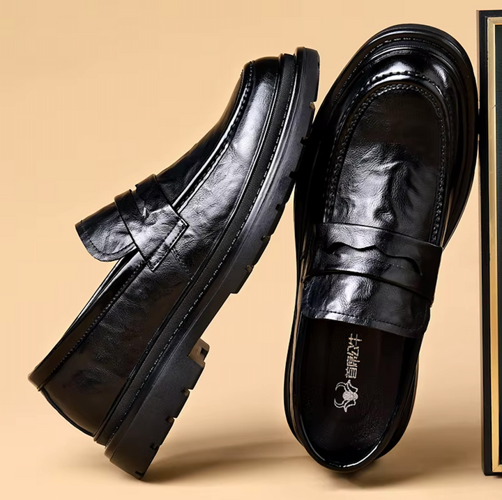 "Mocassins homme en cuir verni noir, élégants avec semelle antidérapante, style slip-on pour confort et classe."