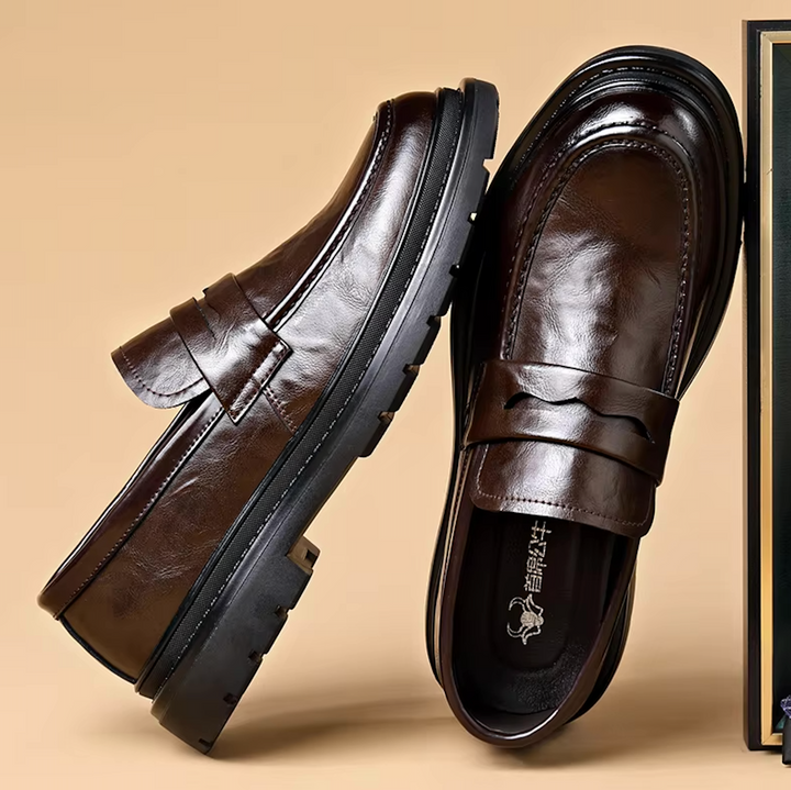 "Mocassins homme en cuir verni noir, élégants avec semelle antidérapante, style slip-on pour confort et classe."