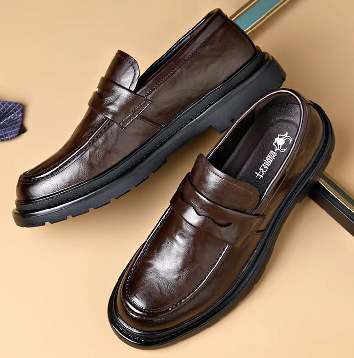 "Mocassins homme en cuir verni noir, élégants avec semelle antidérapante, style slip-on pour confort et classe."