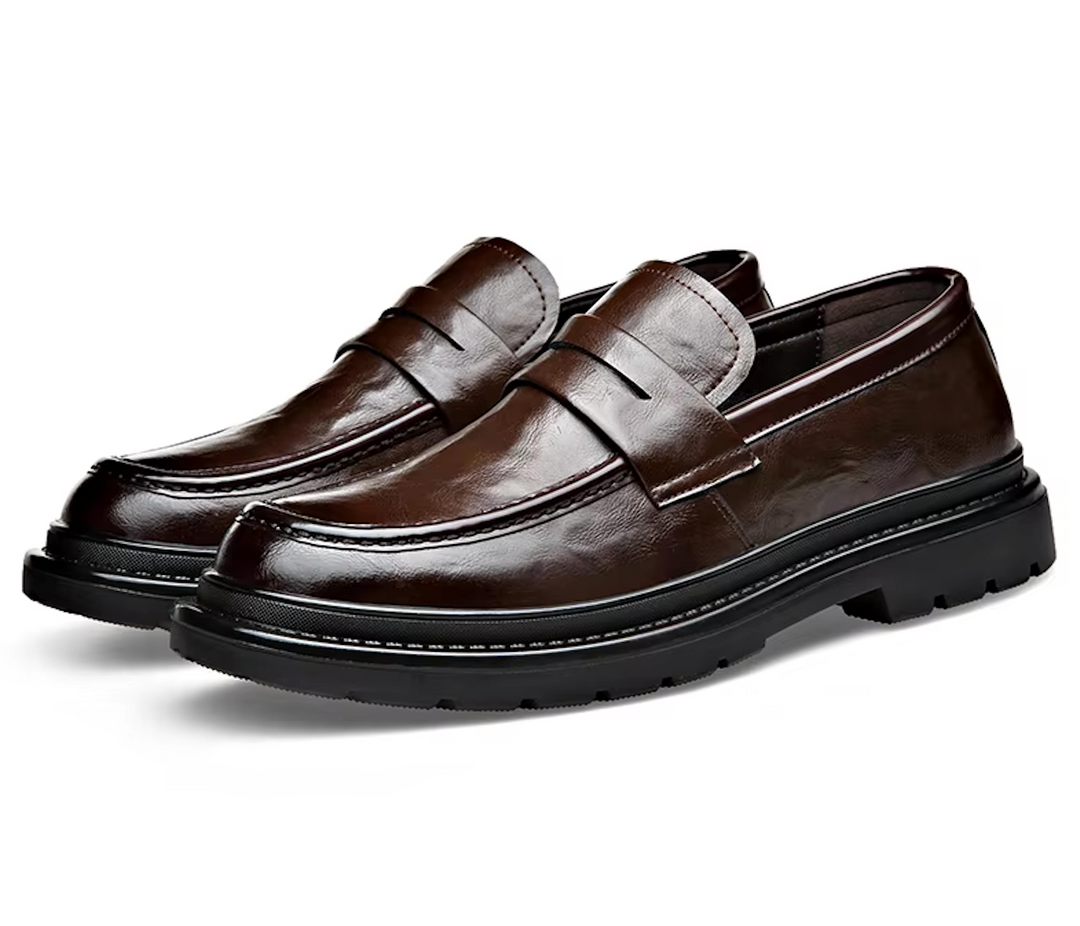 "Mocassins homme en cuir verni noir, élégants avec semelle antidérapante, style slip-on pour confort et classe."