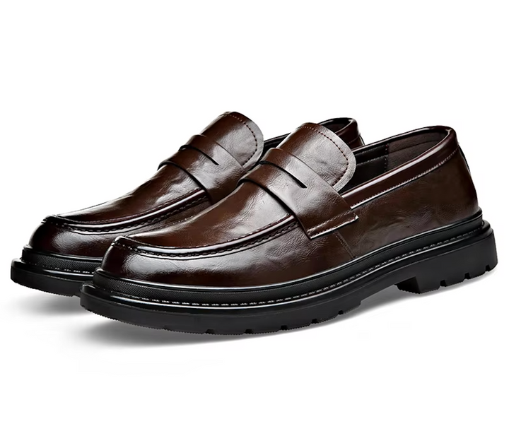 "Mocassins homme en cuir verni noir, élégants avec semelle antidérapante, style slip-on pour confort et classe."