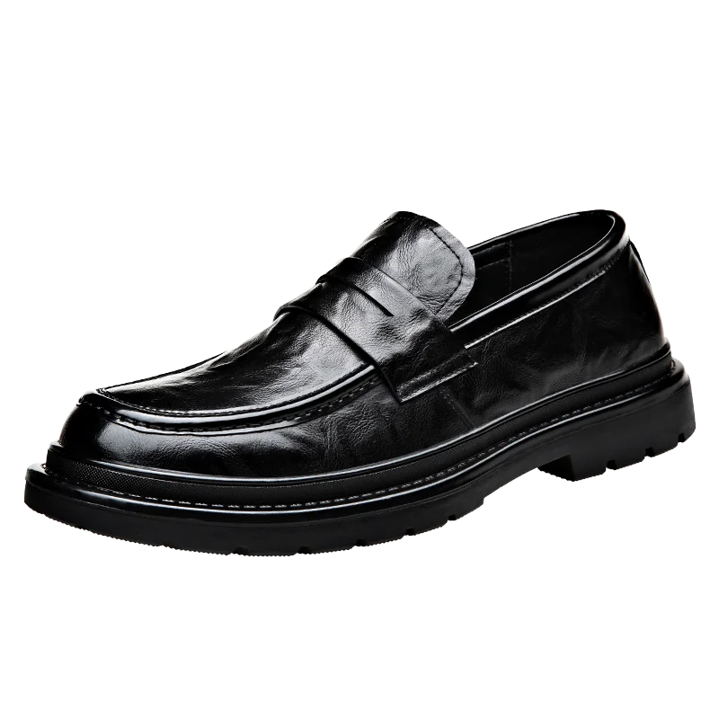 "Mocassins homme en cuir verni noir, élégants avec semelle antidérapante, style slip-on pour confort et classe."
