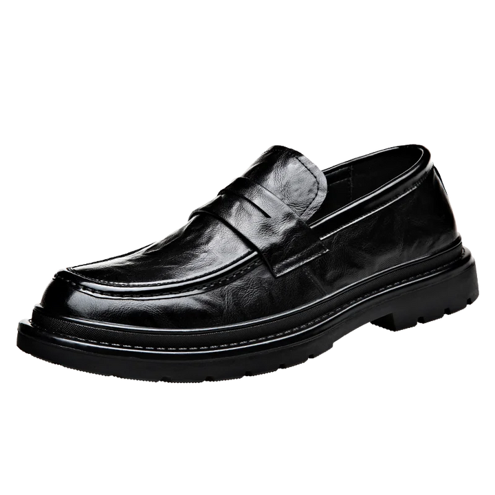 "Mocassins homme en cuir verni noir, élégants avec semelle antidérapante, style slip-on pour confort et classe."