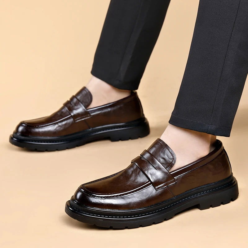 "Mocassins homme en cuir verni noir, élégants avec semelle antidérapante, style slip-on pour confort et classe."