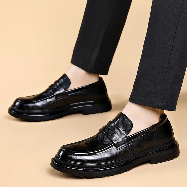 "Mocassins homme en cuir verni noir, élégants avec semelle antidérapante, style slip-on pour confort et classe."